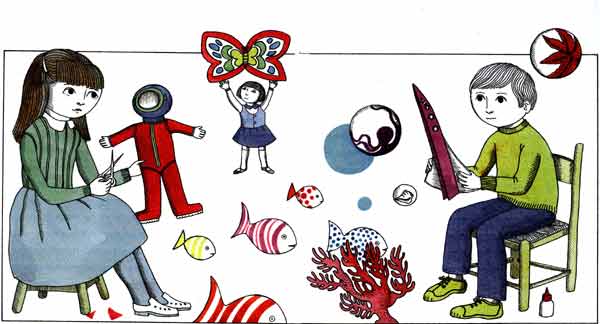 Imagen de unos nios creando nuevos personajes para el cuento vaco como un buzo, mariposas, peces, burbujas y corales