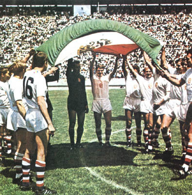 Imagen de un equipo de ftbol sosteniendo una bandera de Mxico