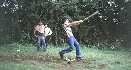 Imagen de unos nios jugando bisbol