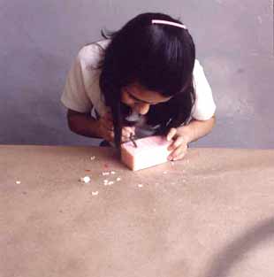 Imagen de una nia haciendo grabados en el jabn