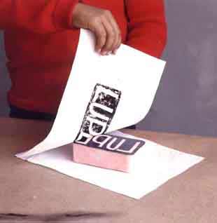 Imagen de una persona separando la hoja del jabn con tinta