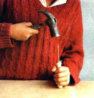 Imagen de una persona utilizando un martillo