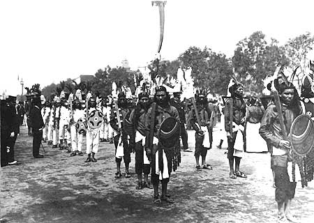 Imagen de un grupo de guerreros aztecas en el cierre de las fiestas del centenario