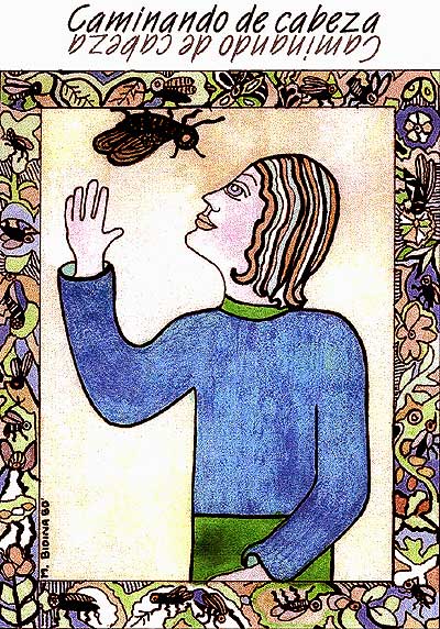 Imagen de un nio observando caminar a una mosca de cabeza abajo