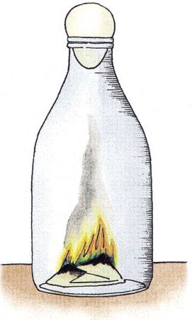 Imagen de un huevo tratando de entrar por el cuello de la botella