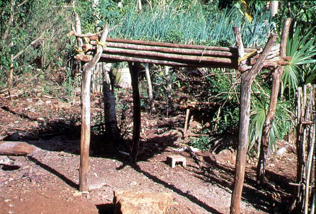 Esta es la imagen de un ka anche, para hacerlo se requieren varias camas de tierra negra de monte abonada con estircol y ceniza, palos de madera. Se usa para sembrar plantas comestibles, principalmente hortalizas. 